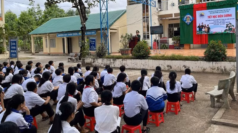 Đồn Biên phòng cửa khẩu Đắk Ruê phối hợp với Trường Tiểu học Ea Bung, Trường Trung học cơ sở Ea Bung, xã Ea Bung, huyện Ea Súp tổ chức chương trình “Tiết học biên cương”.
