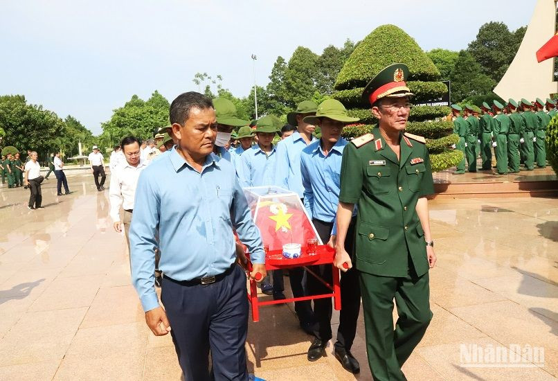 Lãnh đạo Quân khu 5 và Tỉnh ủy Đắk Lắk tiễn đưa các hài cốt liệt sĩ quân tình nguyện và chuyên gia của Việt Nam hy sinh trên địa bàn tỉnh Mondulkiri-Vương quốc Campuchia đến nơi an táng tại Nghĩa trang Liệt sĩ tỉnh Đắk Lắk.