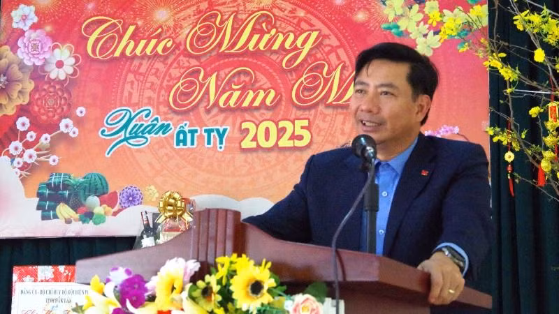 Đồng chí Nguyễn Thượng Hải, Ủy viên Ban Thường vụ Tỉnh ủy, Trưởng ban Tổ chức Tỉnh ủy Đắk Lắk chúc Tết cán bộ, chiến sĩ Tiểu đoàn Huấn luyện-Cơ động, Bộ đội Biên phòng tỉnh Đắk Lắk.