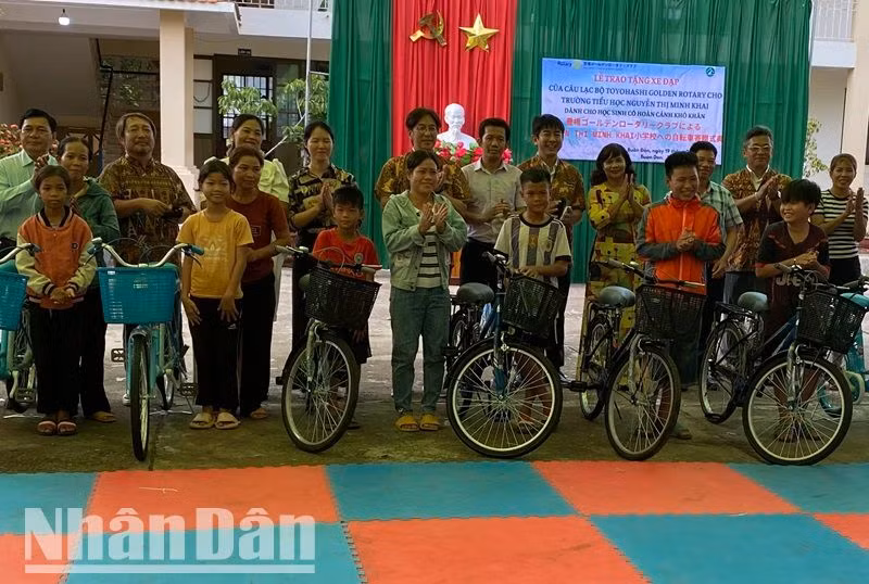 Các em học sinh Trường Tiểu học Nguyễn Thị Minh Khai, xã EaHuar, huyện biên giới Buôn Đôn hết sức phấn khởi khi được nhận xe đạp do Câu lạc bộ Toyohashi Golden Rotary-Nhật Bản trao tặng.