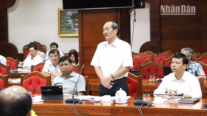 Các đại biểu phát biểu đóng góp ý kiến tại cuộc họp.