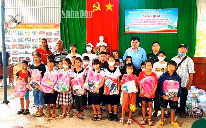 Đại diện các đơn vị trao tặng quà cho các em học sinh khó khăn người dân tộc thiểu số trên địa bàn xã Ia Rvê.