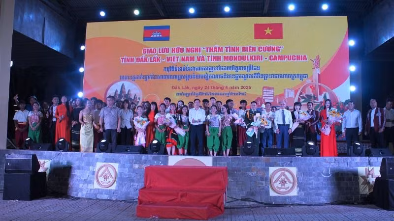 Đại diện lãnh đạo các đơn vị tặng hoa chúc mừng các nghệ sĩ, diễn viên tham gia chương trình.