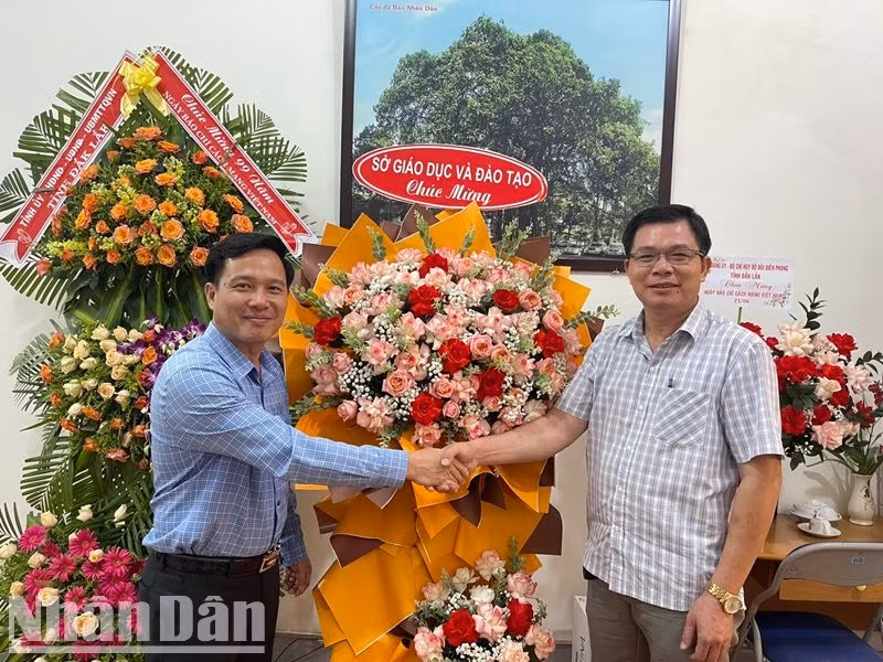 Lãnh đạo Sở Giáo dục và Đào tạo tỉnh Đắk Lắk tặng hoa chúc mừng Văn phòng đại diện Báo Nhân Dân tại Đắk Lắk nhân dịp kỷ niệm 99 năm Ngày Báo chí cách mạng Việt Nam.