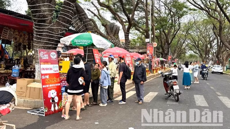 Các điểm phục vụ cà-phê miễn phí trên đường Phan Đình Giót, thành phố Buôn Ma Thuột.