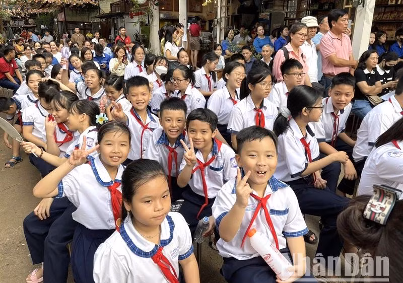 Đông đảo các cháu học sinh dự Ngày Sách và Văn hóa đọc Việt Nam lần thứ 3 năm 2024 trên địa bàn tỉnh Đắk Lắk.