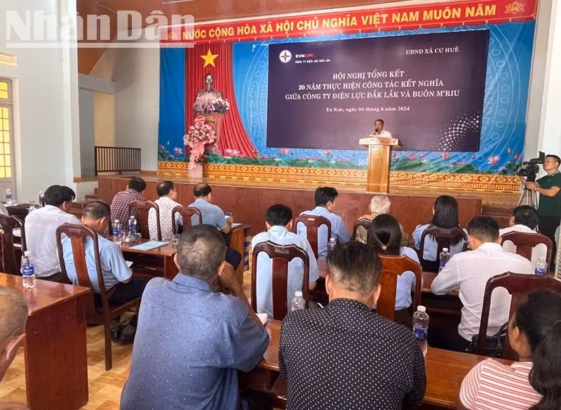 Lãnh đạo Công ty Điện lực Đắk Lắk báo cáo kết quả sau 20 năm thực hiện công tác kết nghĩa với buôn M'riu.