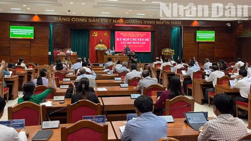 Các đại biểu thông qua Nghị quyết bầu bổ sung Ủy viên Ủy ban nhân dân tỉnh Đắk Lắk khóa X, nhiệm kỳ 2021-2026 đối với đồng chí Lê Thị Thanh Xuân, Giám đốc Sở Giáo dục và Đào tạo.