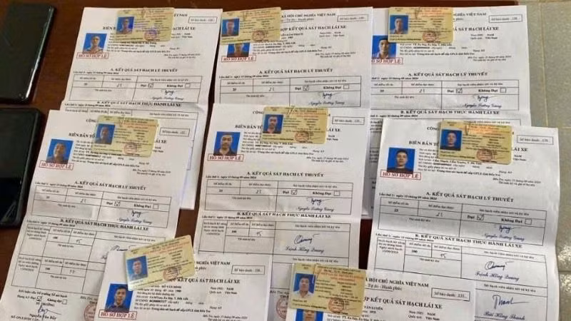 Các loại giấy tờ giả được đối tượng Nguyễn Châu L mua trên mạng về, sau đó bán lại để thu lợi bất chính.