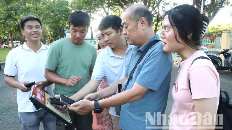 Du khách hào hứng trải nghiệm quét bảng gắn chip NFC Dự án “Yêu lắm Việt Nam” tại Bảo tàng Đắk Lắk.