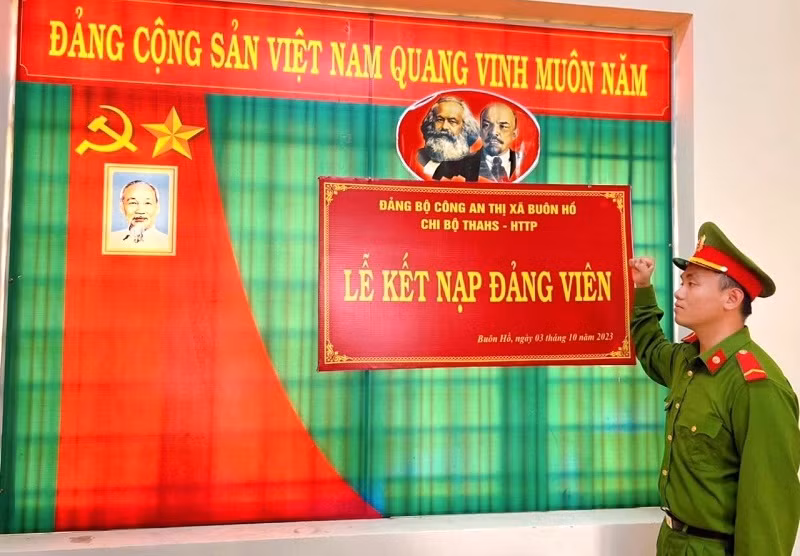 Các đảng viên mới đọc lời tuyên thệ và hứa sẽ tiếp tục phấn đấu để luôn xứng đáng là người đảng viên gương mẫu, góp phần thực hiện nhiệm vụ chính trị của chi bộ, xây dựng chi bộ ngày càng vững mạnh.