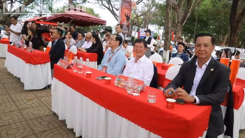 Đại diện lãnh đạo Ủy ban nhân dân thành phố Buôn Ma Thuột và các doanh nghiệp sản xuất cà-phê dự buổi họp báo.