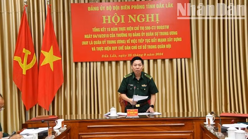 Đại tá Đỗ Quang Thấm, Bí thư Đảng ủy, Chính ủy Bộ đội Biên phòng tỉnh Đắk Lắk phát biểu chỉ đạo hội nghị.