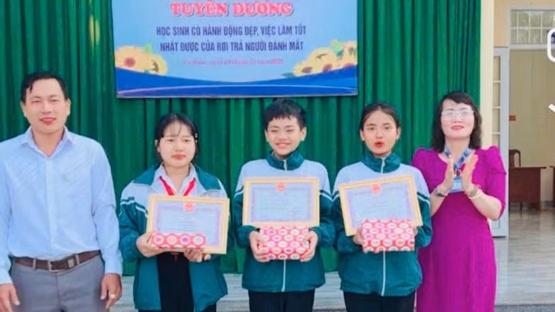 Ban Giám hiệu Trường Trung học cơ sở Lê Hồng Phong tuyên dương, khen thưởng đột xuất ba em học sinh có hành động đẹp, nhặt được của rơi, trả lại người đánh mất.