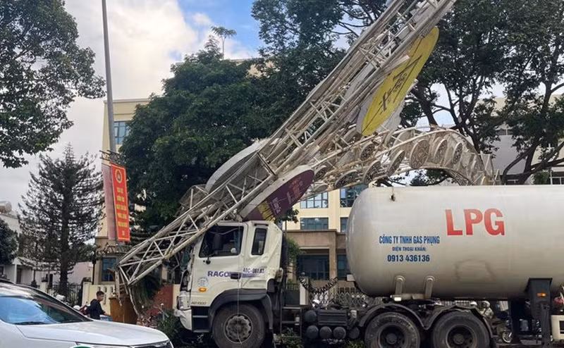 Sau khi lao lên dải phân cách trên đường Nguyễn Tất Thành, thành phố Buôn Ma Thuột, xe chở khí gas tông sập cổng trang trí, chiếu sáng trên đường.