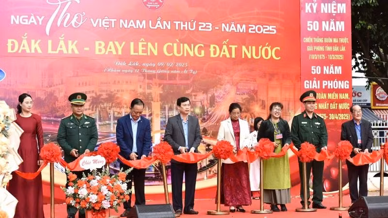 Các đại biểu cắt băng khai mạc các hoạt động chào mừng Ngày thơ Việt Nam lần thứ 23 năm 2025 với chủ đề “Đắk Lắk - Bay lên cùng đất nước”.