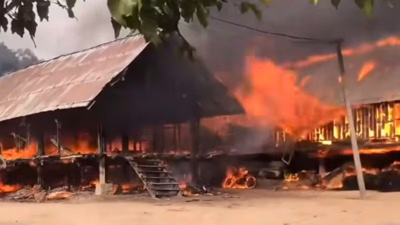 Do hai ngôi nhà sàn đều làm bằng gỗ tự nhiên nên ngọn lửa bùng phát dữ dội.