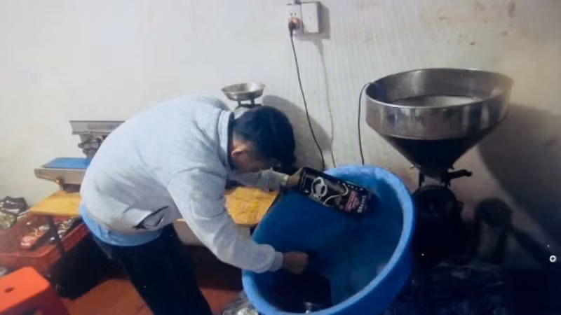 Hiện trường sản xuất cà-phê bột giả. (Ảnh: S.Đ)