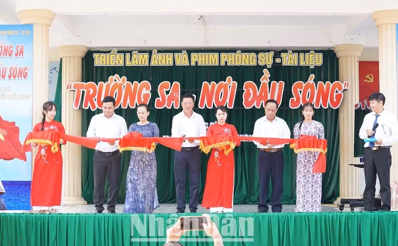 Nhà báo Nguyễn Quốc Hưng và lãnh đạo huyện Ea Súp cắt băng khai mạc triển lãm.