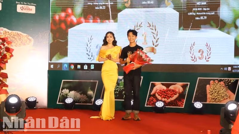 Đại diện Ban tổ chức cuộc thi trao giải thưởng được yêu thích nhất cho mẫu cà-phê Robusta của đơn vị Bui Coffee Supply đến từ xã Mê Linh, huyện Lâm Hà, tỉnh Lâm Đồng.
