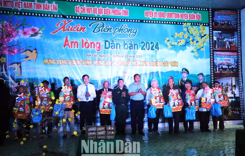 Chương trình “Xuân biên phòng - Ấm lòng dân bản” - Tết Giáp Thìn 2024 tại tỉnh Đắk Lắk tặng 500 suất quà, mỗi suất quà trị giá 500.000-900.000 đồng cho 500 hộ gia đình chính sách, già làng, người có uy tín trong cộng đồng và gia đình khó khăn trên địa bàn các xã biên giới tỉnh Đắk Lắk.