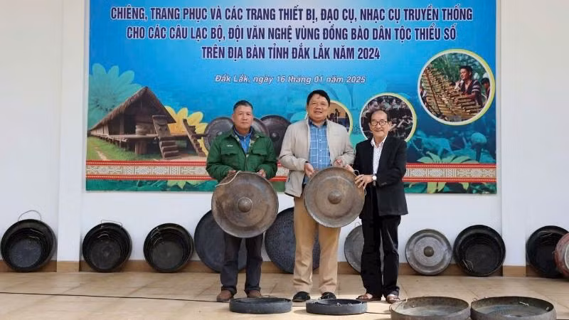 Bàn giao các bộ chiêng cho các câu lạc bộ và đội văn nghệ vùng dân tộc thiểu số trong tỉnh.