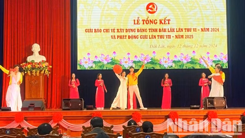 Văn nghệ chào mừng lễ trao giải. Văn nghệ chào mừng lễ trao giải.