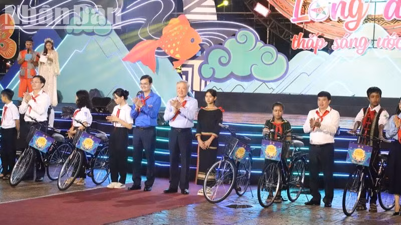 Phó Thủ tướng Thường trực Chính phủ Nguyễn Hòa Bình và các đại biểu tặng quà cho các cháu học sinh có hoàn cảnh khó khăn của tỉnh Đắk Lắk.