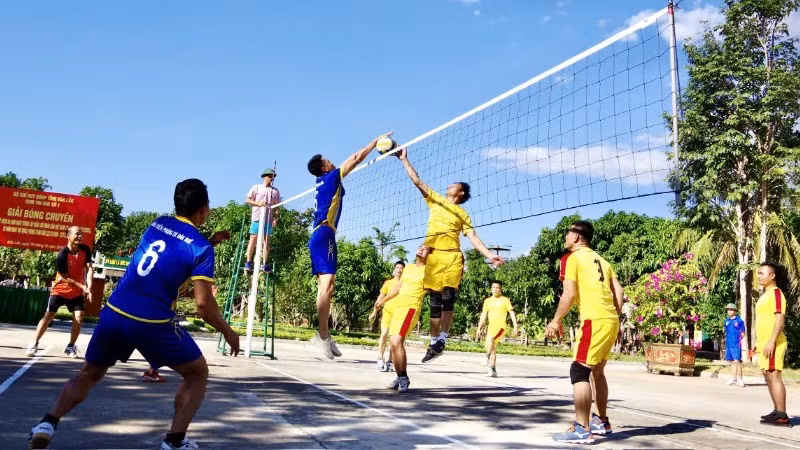 Các đơn vị tổ chức thi đấu bóng chuyền chào mừng kỷ niệm 80 năm Ngày thành lập Quân đội Nhân dân Việt Nam và 35 năm Ngày hội Quốc phòng toàn dân.