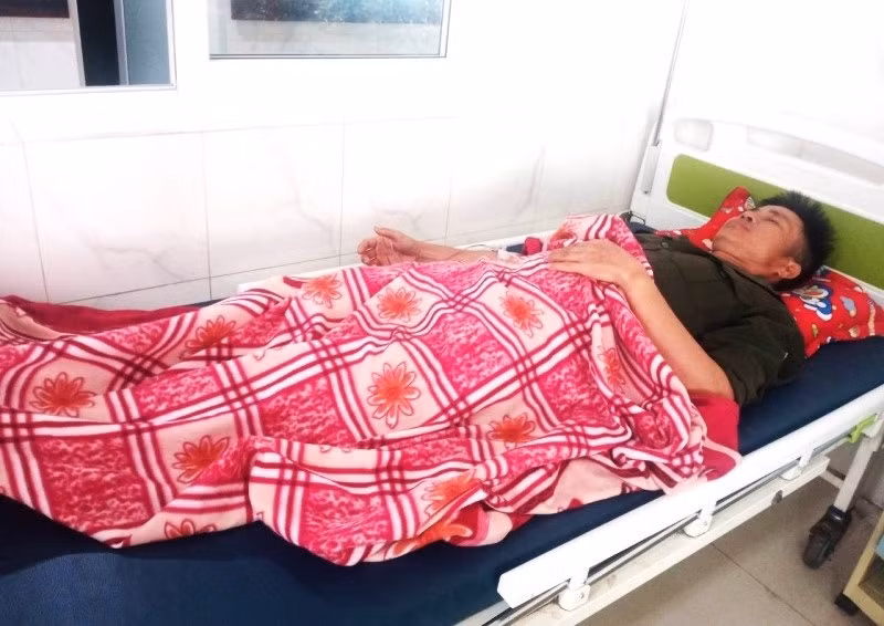 Anh Trần Hồng Minh bị nhóm đối tượng hành hung phải nhập Bệnh viện đa khoa vùng Tây Nguyên cấp cứu, điều trị.