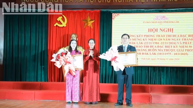 Thừa ủy quyền của Chủ tịch nước, Phó Bí thư Tỉnh ủy, Chủ tịch Hội đồng nhân dân tỉnh Đắk Lắk Huỳnh Thị Chiến Hòa trao Huân chương Lao động hạng Ba tặng Bí thư Tỉnh ủy Đắk Lắk Nguyễn Đình Trung và Bí thư Huyện ủy Buôn Đôn Lại Thị Loan.