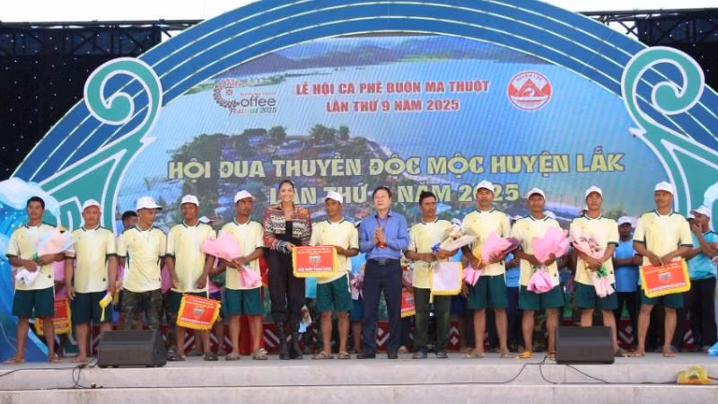 Trao giải Nhất toàn đoàn cho đội thi từ thị trấn Liên Sơn.