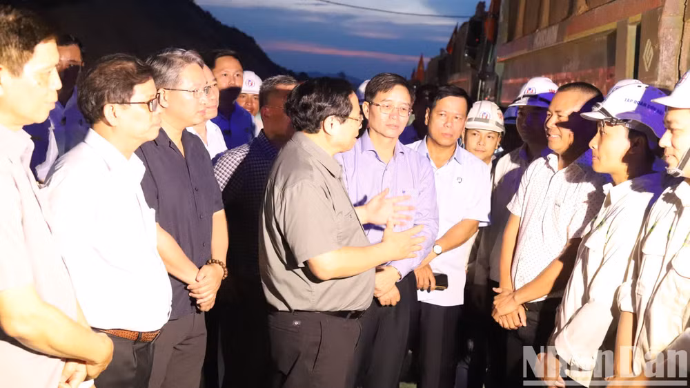 Thủ tướng thăm hỏi và động viên cán bộ, kỹ sư nhà thầu thi công Tập đoàn Sơn Hải.