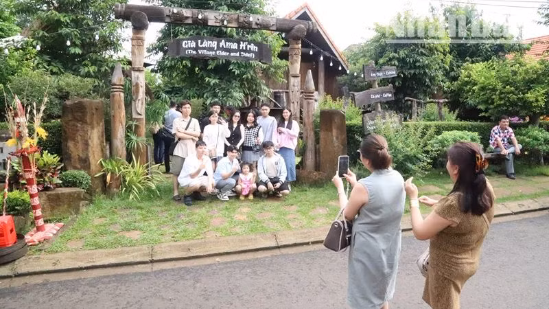 Du khách đến vui chơi ở thành phố Buôn Ma Thuột, tỉnh Đắk Lắk trong dịp nghỉ lễ Quốc khánh 2/9 năm 2024.