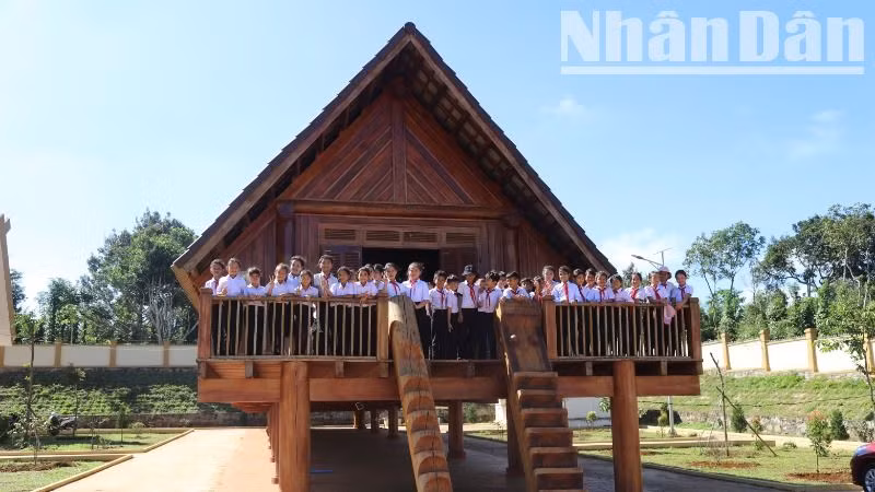 Nhà dài truyền thống dân tộc Ê-đê được xây dựng trong Không gian trưng bày Khu văn hóa buôn Kli A, phường Đạt Hiếu, thị xã Buôn Hồ.