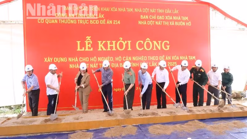 Các đại biểu động thổ khởi công xây dựng nhà cho hộ gia đình ông Y Thăn Ksơr ở buôn Kmiên, xã Ea Drông, thị xã Buôn Hồ.