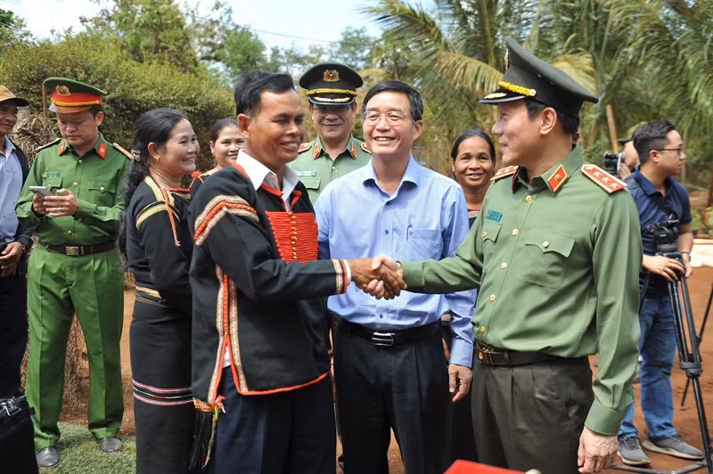 Thượng tướng Lương Tam Quang, Thứ trưởng Công an và Bí thư Tỉnh ủy Đắk Lắk Nguyễn Đình Trung thăm hỏi đời sống đồng bào buôn Ea Sút, thị trấn Ea Pốk, huyện Cư M'gar.