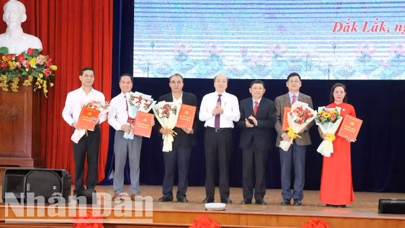 Lãnh đạo Ủy ban nhân dân tỉnh Đắk Lắk trao quyết định và tặng hoa chúc mừng lãnh đạo Sở Nội vụ mới tỉnh Đắk Lắk.