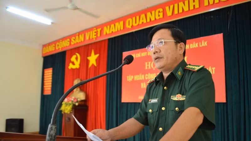 Đại tá Nguyễn Minh Tuyên, Phó Chỉ huy trưởng Bộ đội Biên phòng tỉnh Đắk Lắk phát biểu khai mạc hội nghị tập huấn. 