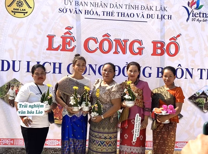 Các phụ nữ Lào ở buôn Trí, xã Krông Na tại lễ công bố buôn du lịch cộng đồng.