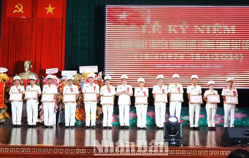 Thiếu tướng Lê Vinh Quy, Giám đốc Công an tỉnh trao tặng Giấy khen cho các tập thể, cá nhân có thành tích xuất sắc trong công tác bảo đảm an ninh trật tự xã hội.