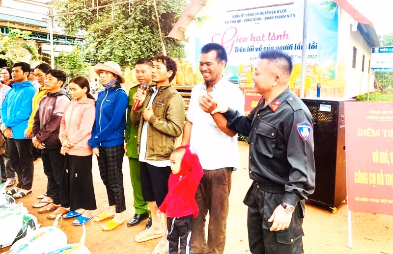 Thượng tá Nguyễn Công Hòa (người ngoài cùng bên phải), Trưởng Công an huyện Ea H'leo động viên các trường hợp lầm lỗi sớm hòa nhập cộng đồng và đồng hành cùng chính quyền, lực lượng Công an xây dựng quê hương giàu đẹp.