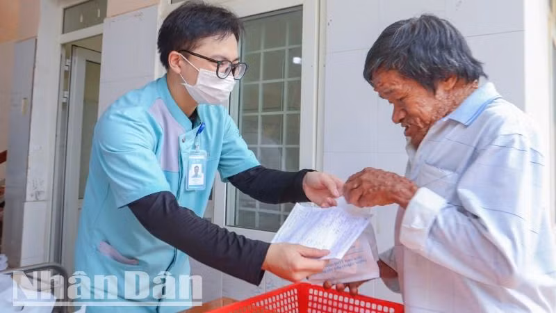 Đoàn thiện nguyện cấp phát thuốc miễn phí cho người dân xã Ea Trul.