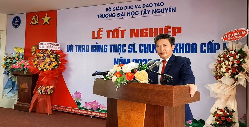 Tiến sĩ Nguyễn Thanh Trúc, Hiệu trưởng Trường đại học Tây Nguyên phát biểu tại buổi lễ tốt nghiệp và trao bằng. (Ảnh: Đại Đậu)