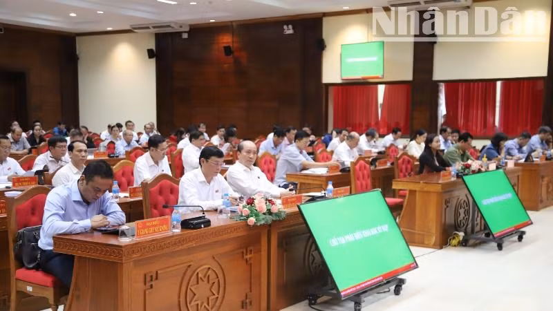 Các đại biểu dự kỳ họp.