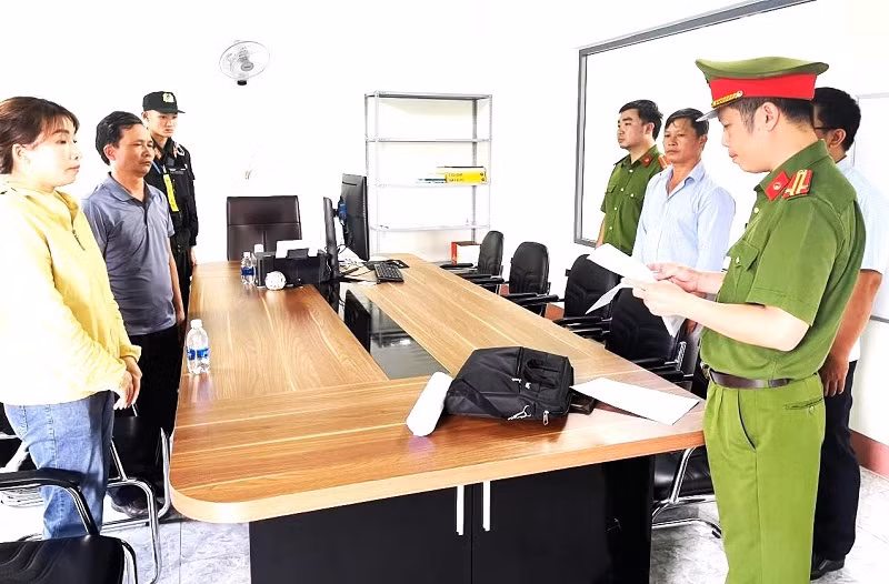 Phòng Cảnh sát điều tra tội phạm về tham nhũng, kinh tế, chức vụ, Công an tỉnh Đắk Lắk khởi tố, bắt giữ các bị can để làm rõ các hành vi tham nhũng, tiêu cực trong việc móc nối nhận tiền của các chủ phương tiện để làm thủ tục đăng kiểm, cấp giấy chứng nhận cải tạo an toàn kỹ thuật sai quy định cho các phương tiện không bảo đảm tại Trung tâm Đăng kiểm xe cơ giới 47-06D thuộc Công ty trách nhiệm hữu hạn An Phát.