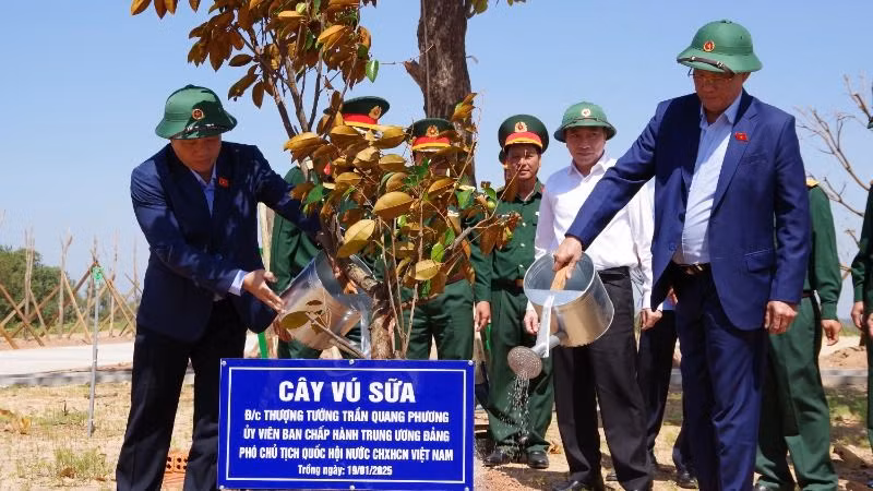 Phó Chủ tịch Quốc hội Trần Quang Phương trồng cây lưu niệm tại Đoàn Kinh tế quốc phòng 737 (Quân khu 5).