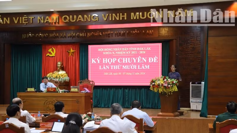 Đồng chí Huỳnh Thị Chiến Hòa, Phó Bí thư Tỉnh ủy, Chủ tịch Hội đồng nhân dân tỉnh Đắk Lắk phát biểu khai mạc kỳ họp.