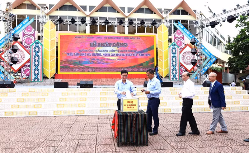 Các đồng chí lãnh đạo tỉnh Đắk Lắk ủng hộ Quỹ "Vì người nghèo" của tỉnh tại lễ phát động hưởng ứng Tháng cao điểm "Vì người nghèo" năm 2023.