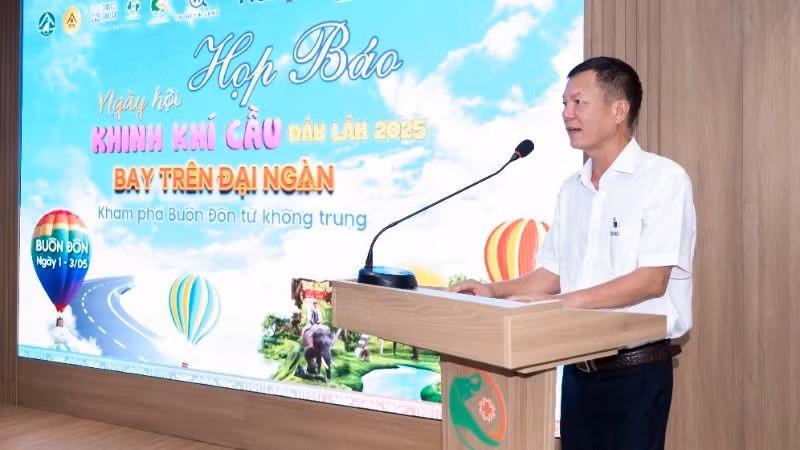 Ông Nguyễn Tiến Dũng, Phó Tổng giám đốc Công ty trách nhiệm hữu hạn một thành viên xuất nhập khẩu 2/9 Đắk Lắk thông tin về tiềm năng du lịch của huyện Buôn Đôn và tài trợ cho sự kiện.